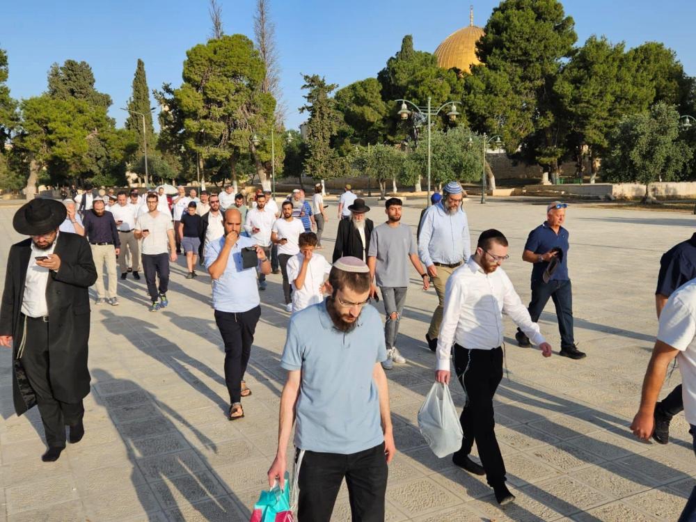 مئات المستوطنين يقتحمون المسجد الأقصى