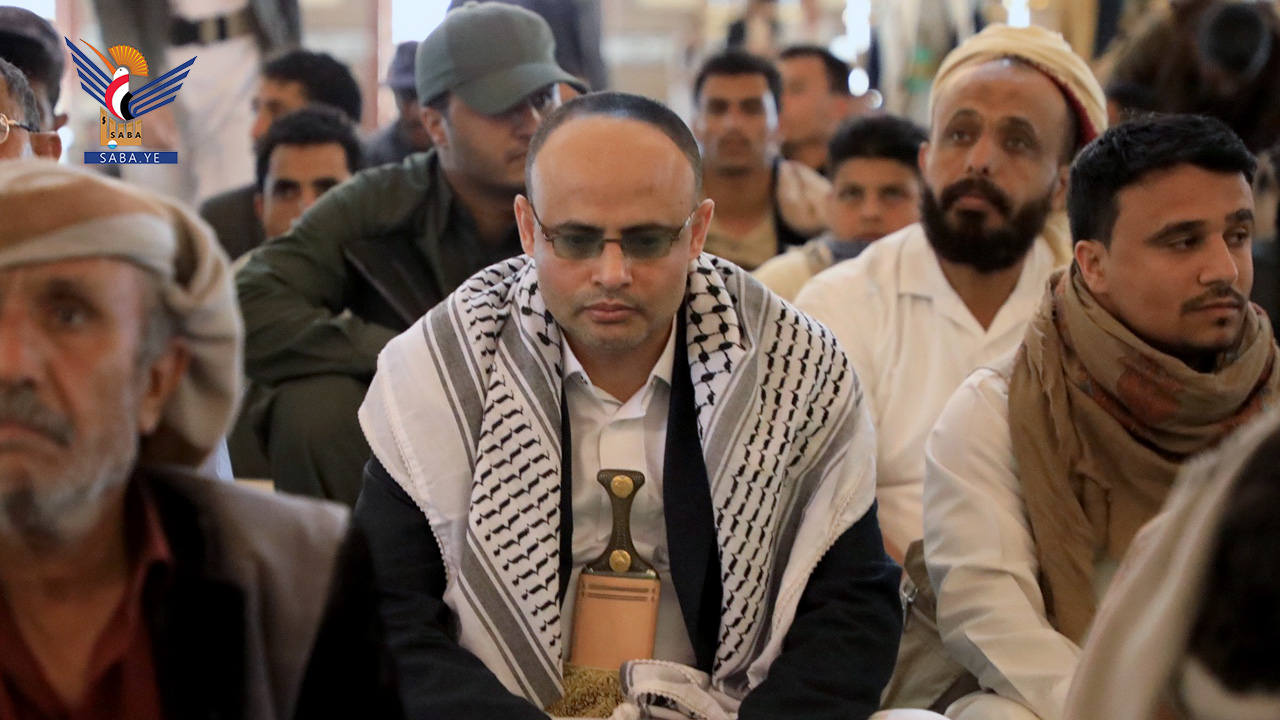 El presidente Al-Mashat realiza las oraciones del viernes en la mezquita del pueblo  en la capital, Sanaa.