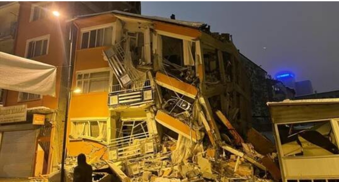 انفجارات وحريق في خط أنابيب غاز في هاتاي التركية جراء الزلزال 