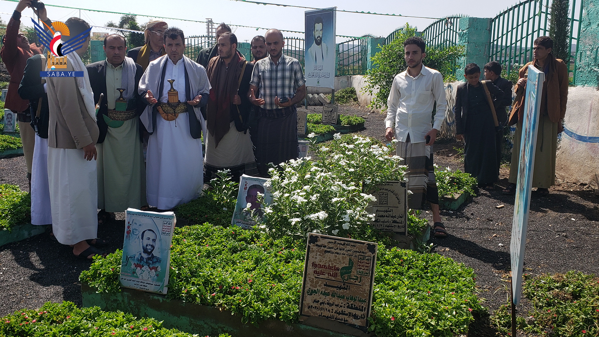 Health Minister visits Martyr cemetery in Taiz