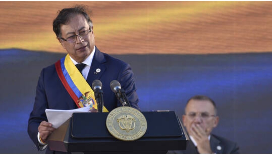 غوستافو بيترو يؤدي اليمين الدستورية كاول رئيس يساري لكولومبيا