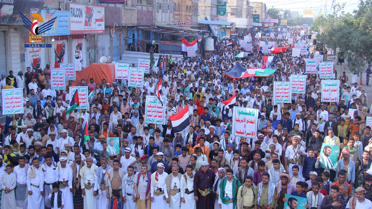 حشود جماهيرية كبرى بالحديدة في مسيرات "مع غزة ملتزمون حتى النصر"