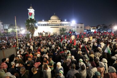 هزاران تظاهرکننده اردنی به تظاهرات خود در مجاورت سفارت دشمن در امان ادامه می دهند
