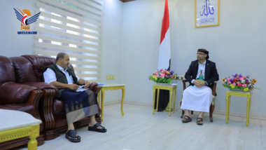Präsident Al-Mashat trifft sich mit dem Generalsekretär des Rates für humanitäre Angelegenheiten