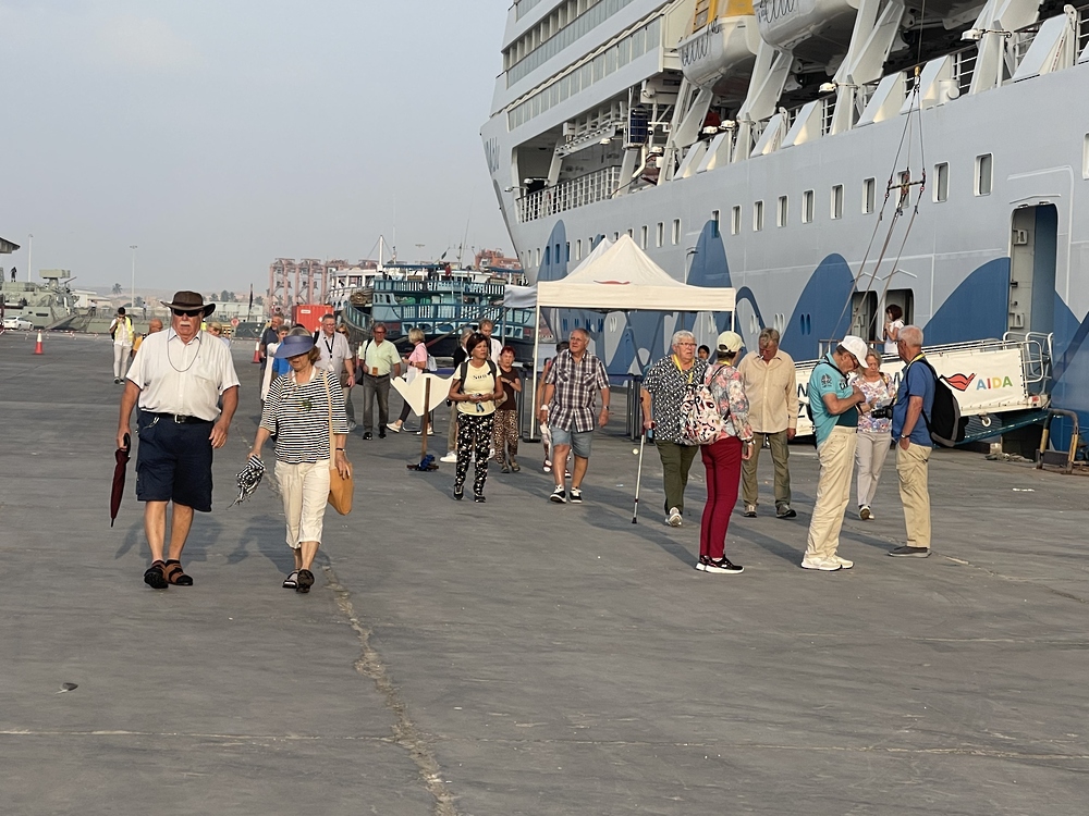 El puerto omaní de Salalah recibe dos cruceros que transportan a más de cinco mil pasajeros y turistas