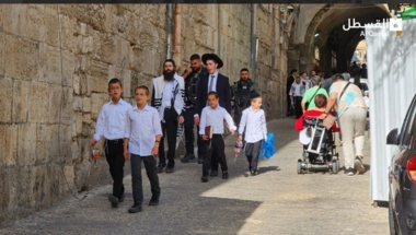 Siedler führen talmudische Rituale in der Nähe von Bab Al-Qattanin in der Al-Aqsa-Moschee durch Siedler führen talmudische Rituale in der Nähe von Bab Al-Qattanin in der Al-Aqsa-Moschee durch