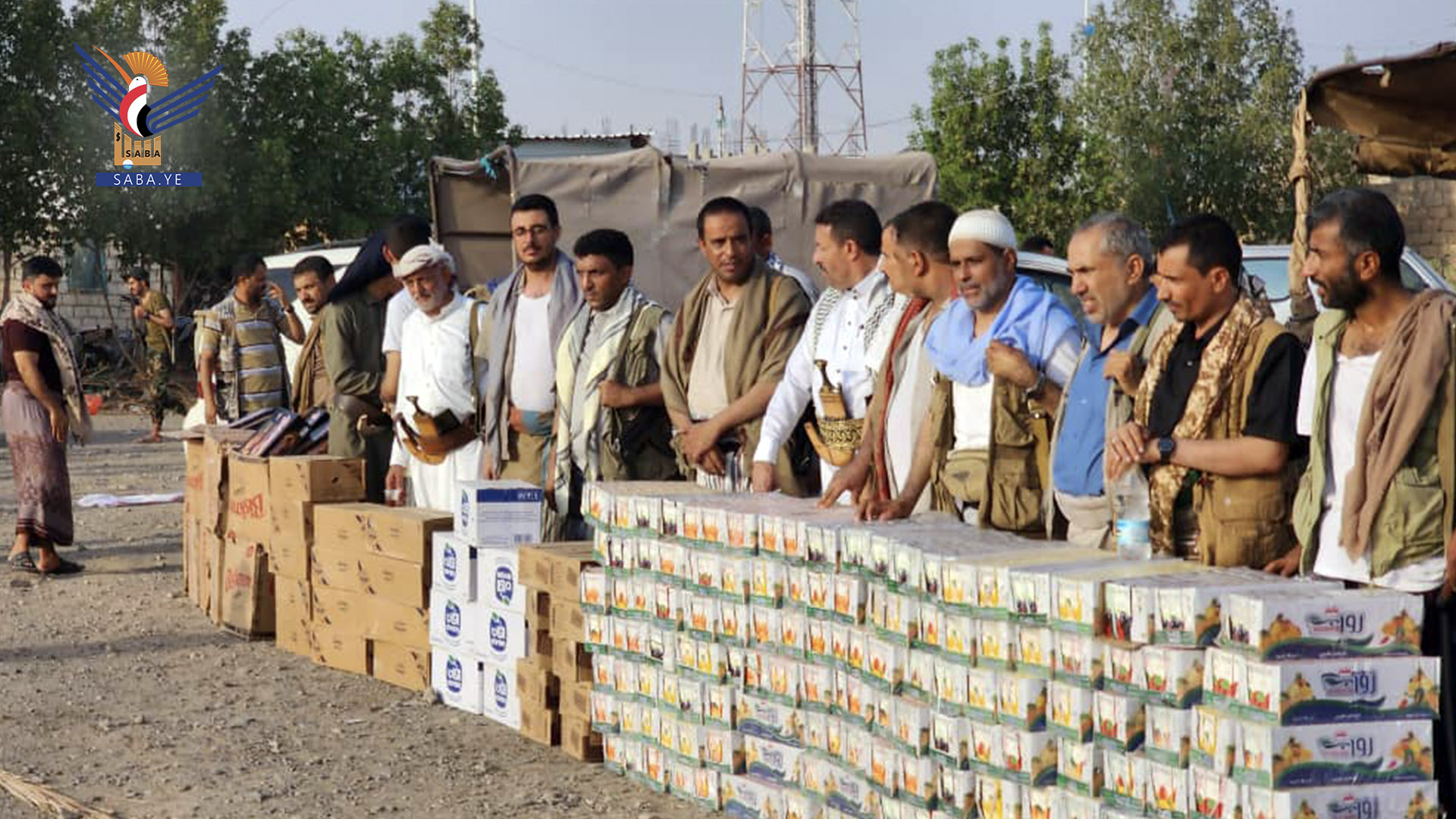 Les habitants du district d'Al-Sabeen marchent dans un convoi de l'Aïd pour les stationnées sur la côte ouest Les habitants du district d'Al-Sabeen marchent dans un convoi de l'Aïd pour les stationnées sur la côte ouest