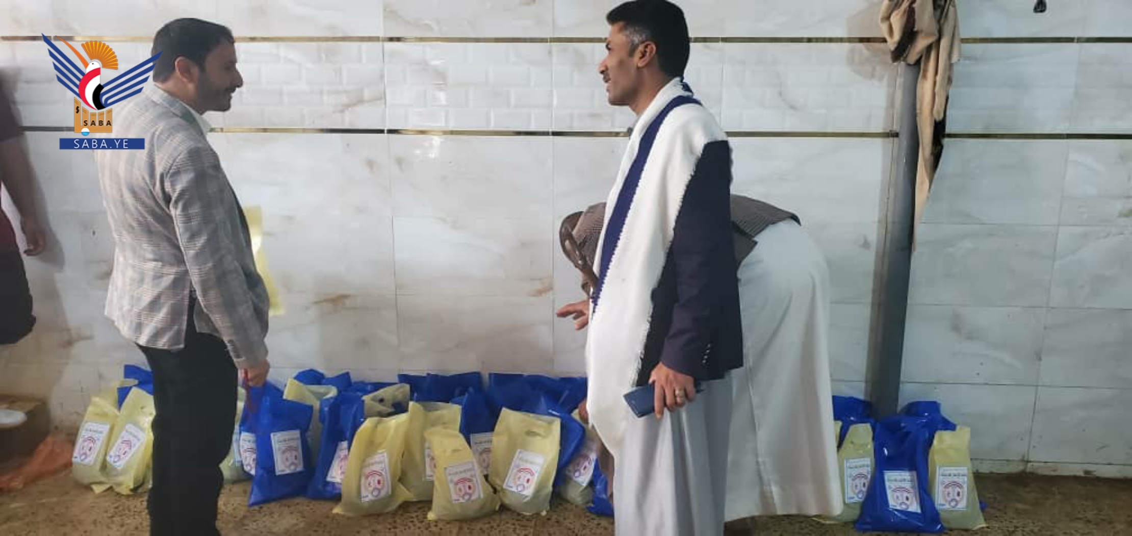 مسالخ محافظة صنعاء يوزع اللحوم على النازحين بمركز المحافظة