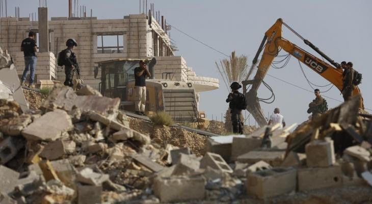 Zionist enemy demolishes two Palestinian facilities
