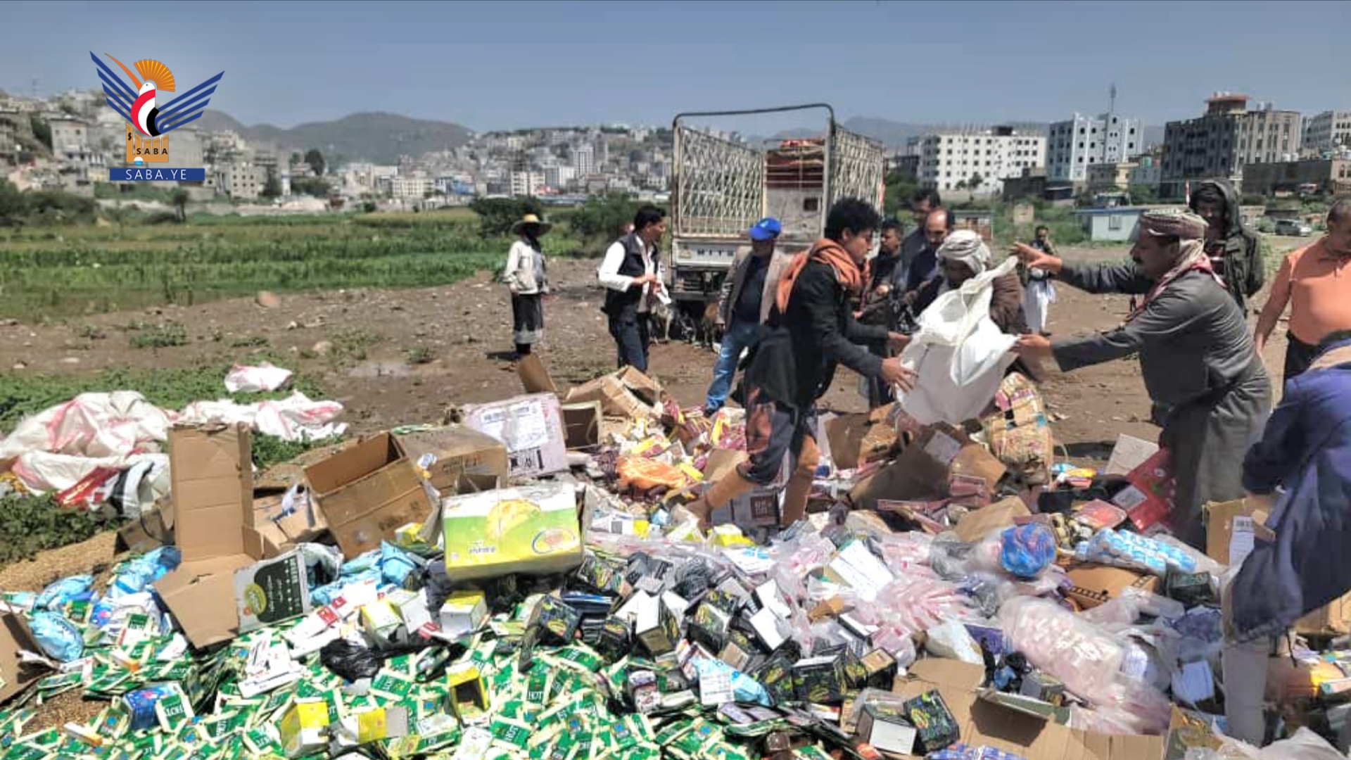 إب.. مركز ميتم الجمركي يتلف 5 أطنان بضائع وأدوية مهرّبة ومنتهية الصلاحية