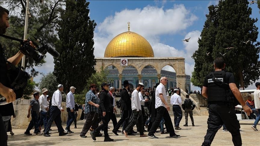 Dozens of extremist settlers storm al-Aqsa