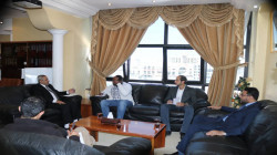 Der Direktor der Ölgesellschaft trifft den Länderdirektor des norwegischen Flüchtlingsrates im Jemen