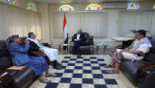 Le président al-Mashat rencontre le ministre de l'administration locale et le gouverneur d'al-Jawf