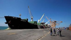 Ein Schiff kommt mit Benzin im Hafen von Hodeidah an
