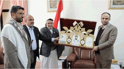 Präsident Al-Mashat erhält den Schild seines Märtyrer-Bruders Rafik Muhammad Al-Mashat