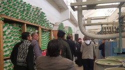Des responsables du Conseil humanitaire inspectent l'usine textile