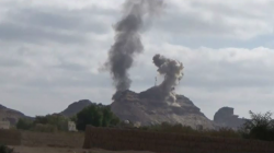 Kampfflugzeuge der Aggression fliegen Luftangriffe auf Kommunikationsnetze in Haidan und Saqaieen in Saada