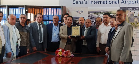 تكريم رئيس هيئة الطيران المدني لجهوده في استمرارية عمل مطار صنعاء