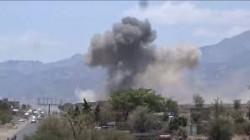 Kampfflugzeuge fliegen 2 Luftangriffe auf den Bezirk Rayda in Amran an
