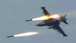 Luftwaffe der Aggression fliegt einen Luftangriff auf Wadi Dhahr im Gouvernement Sanaa