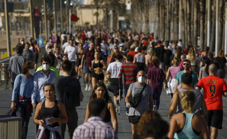 آلاف الأسبان يخرجون لممارسة الرياضة في الهواء الطلق بعد تقنين الحظر