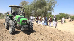 Le gouverneur de Saada inspecte le flux de travail de la culture du maïs au district de Safra
