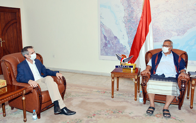 رئيس الوزراء يلتقي رئيس بعثة اللجنة الدولية للصليب الأحمر لدى اليمن