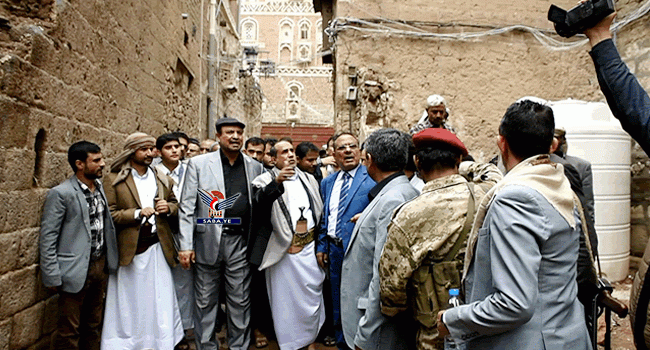 مدير مكتب رئاسة الجمهورية يدشن أعمال الترميم للمنازل المتضررة بصنعاء القديمة