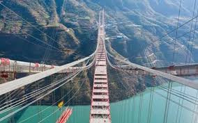 الصين تفتتح أضخم جسر معلق في العالم بطول 1386 مترا