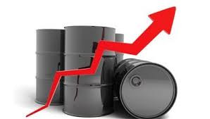 النفط يرتفع 2% بعد تراجع المخزونات الأمريكية