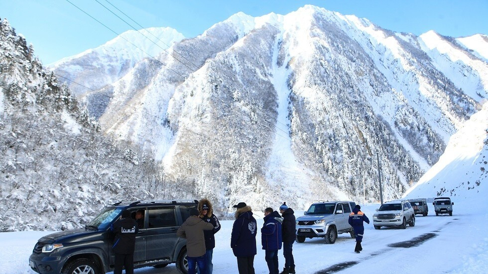 روسيا.. الثلوج تطمر 12 شخصا بعد انهيار على منحدر تزلج