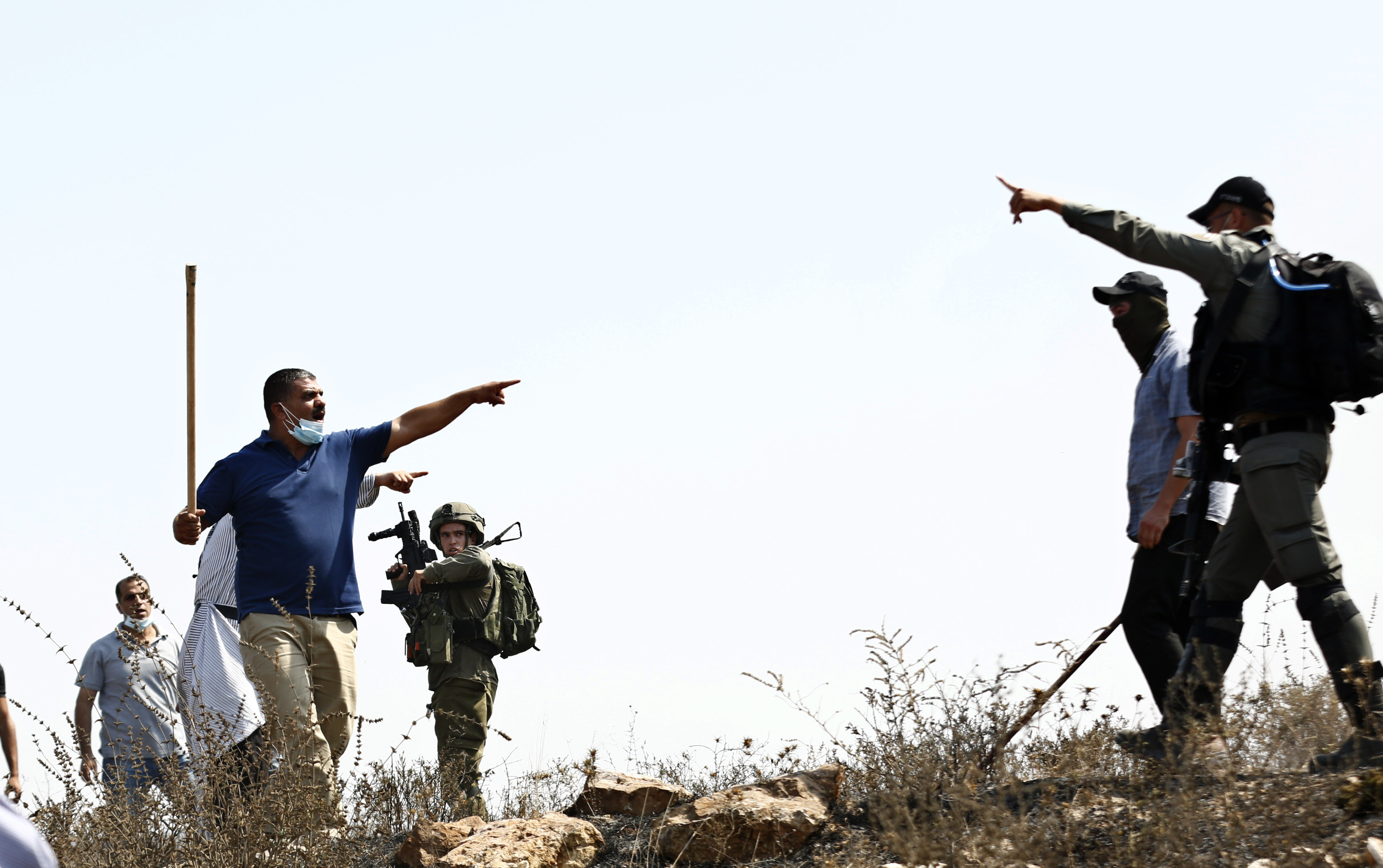 مواطنون فلسطينيون يتصدون لهجوم المستوطنين الصهاينة شرق قلقيلية