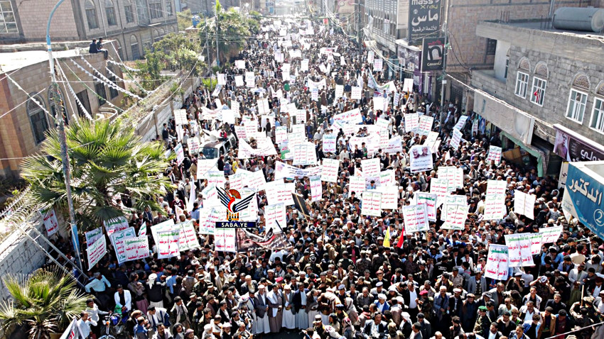 بدء توافد الحشود الجماهيرية إلى ساحة باب اليمن