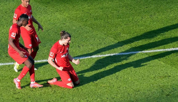 لايبزيغ يهزم هرتا بثلاثية ويقلص الفارق الى نقطتين مع بايرن المتصدر للدوري الألماني