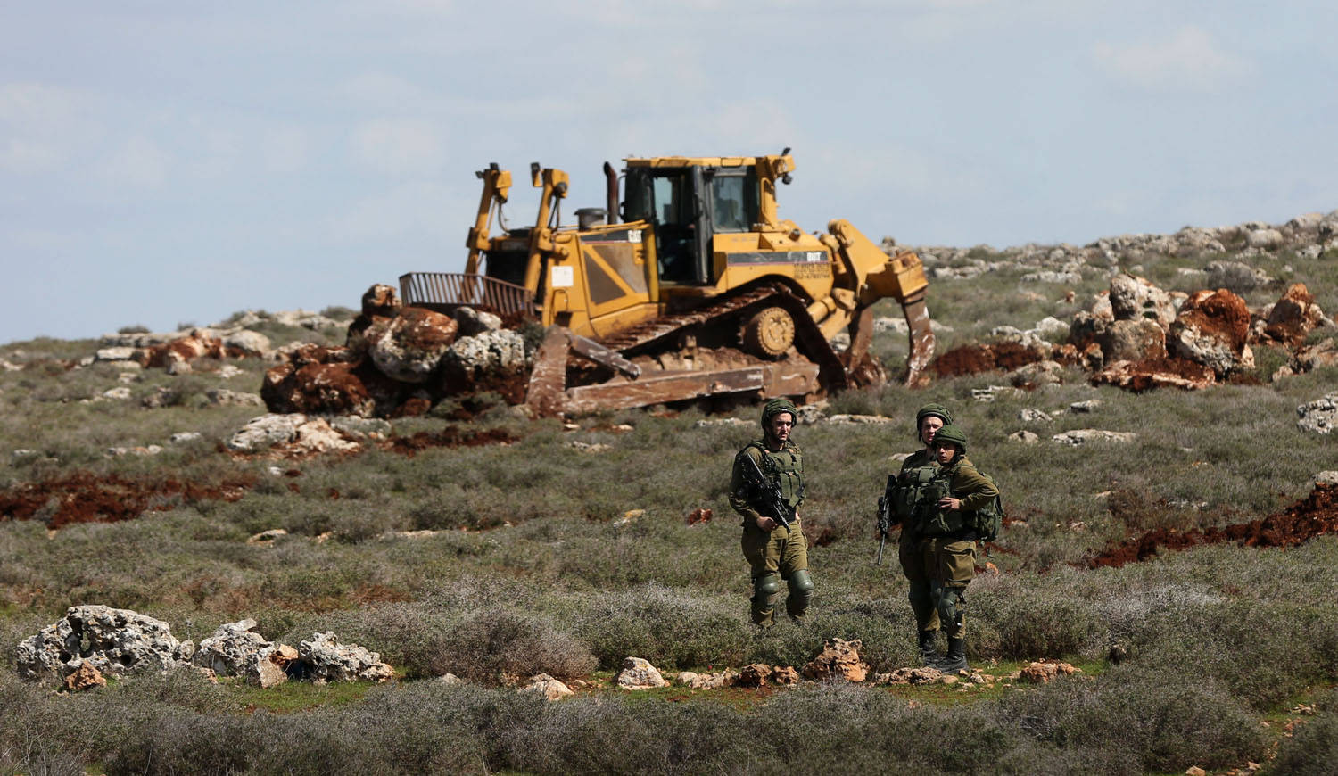 مستوطنون صهاينة يجرفون أراضي الفلسطينيين في مسافر يطا جنوب الخليل