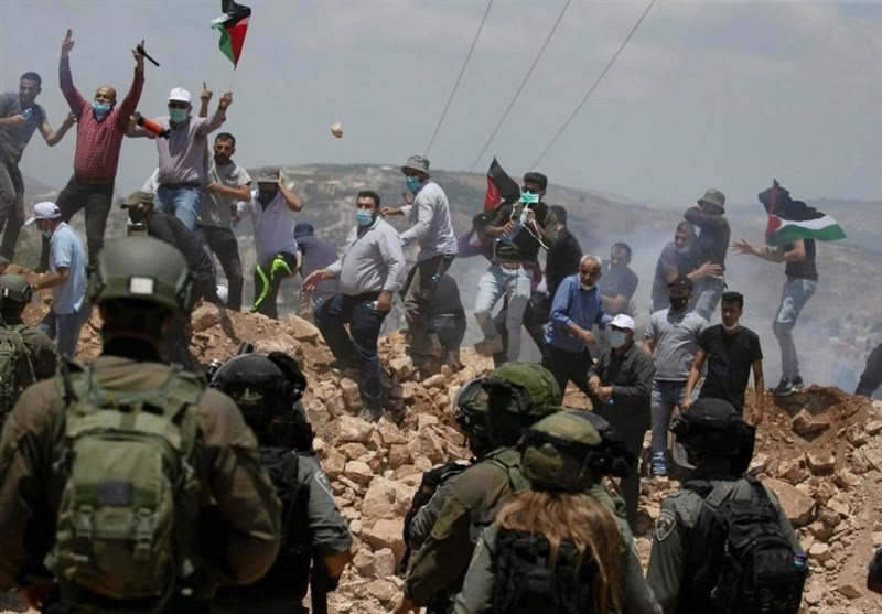 إصابة عشرات الفلسطينيين جراء قمع الاحتلال لمسيرتين سلميتين في الضفة الغربية
