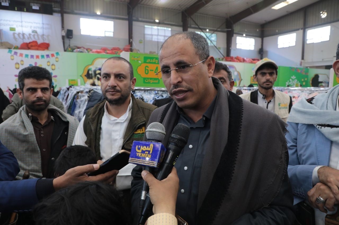 Exposition de vêtements de « pauvres » de l’Autorité Zakat de capitale Sanaa ouverte