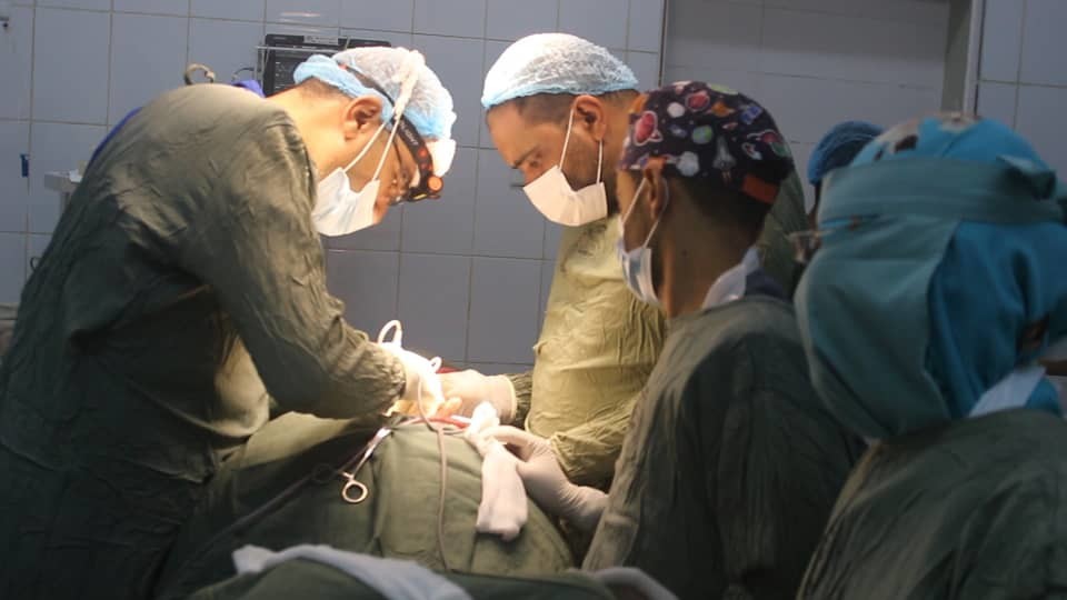 Medizinisches Team des Al-Thawra-Krankenhauses in Hodeidah führt erfolgreich eine Wirbelsäulenoperation durch