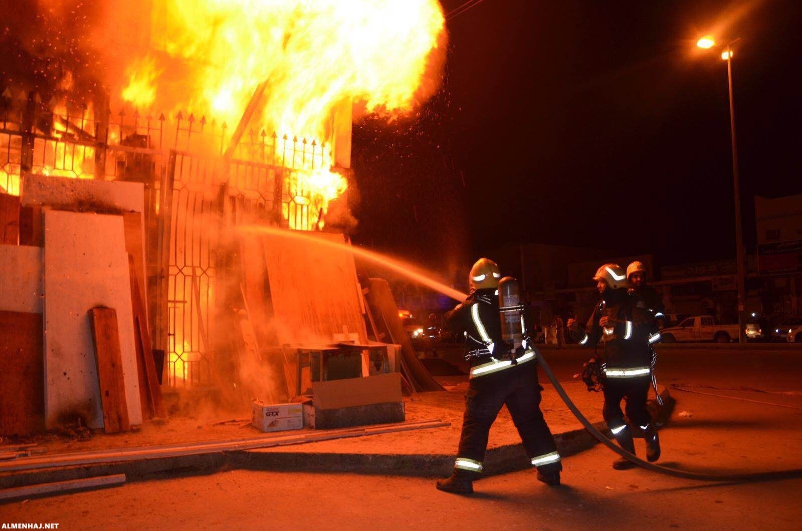 اندلاع حريق هائل في 4 مصانع بمدينة بركة السبع المصرية