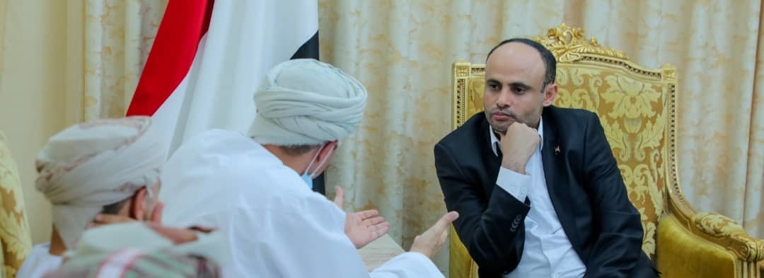 Präsident Al-Mashat trifft Delegation des Königliches Amt von Oman