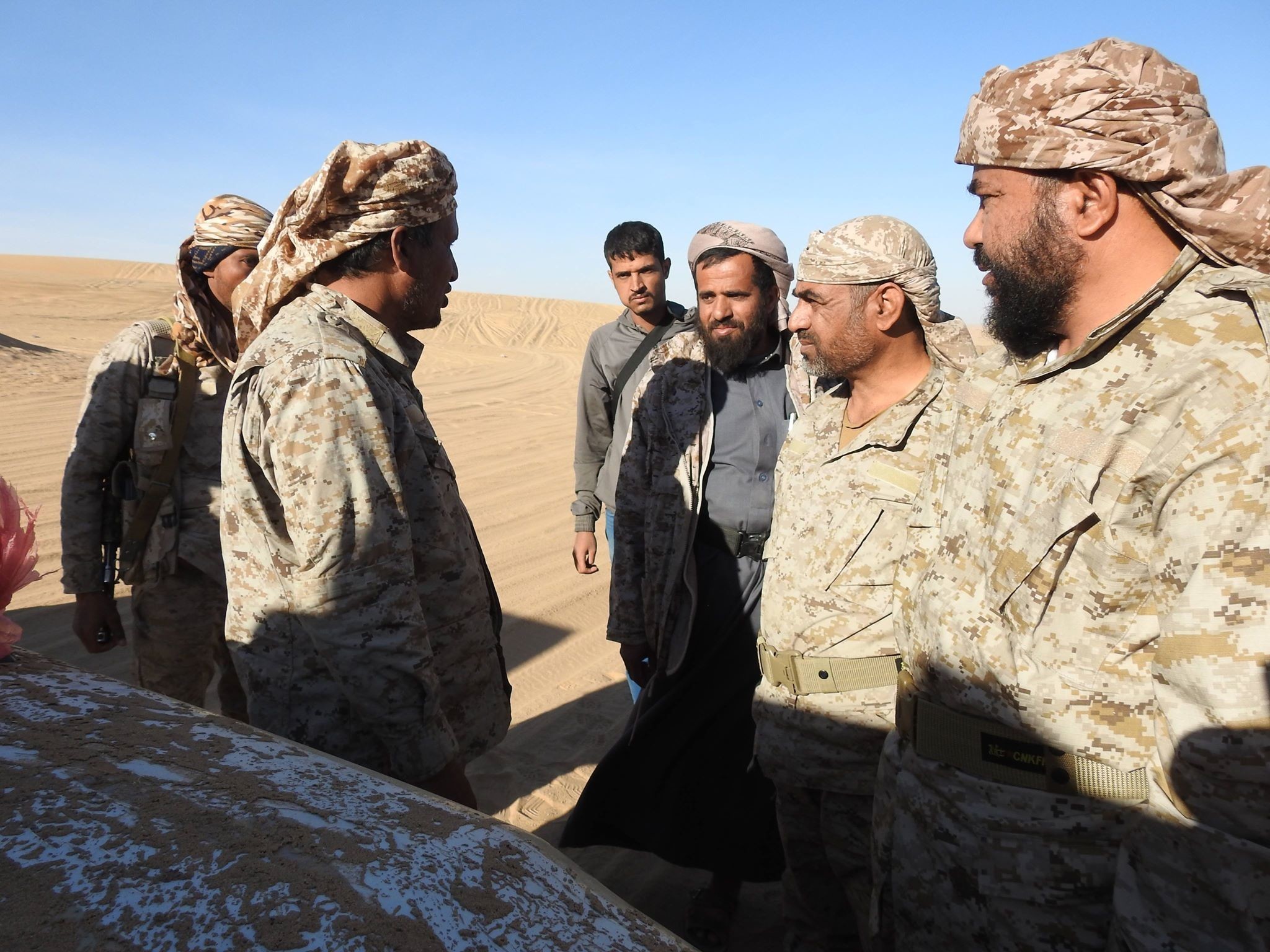 Zamil (chansons de la guerre folk du Yémen) de l’armée en face de celui des mercenaires estampé par leurs vols littéraires, la ruine de la forme et la corruption du contenu ! : rapport