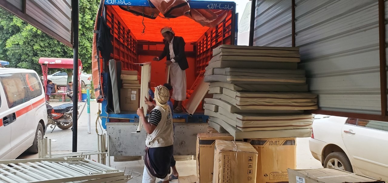 Al-Dschomhury Krankenhausbehörde in Saada erhält medizinische Geräte und Verbrauchsmaterialien