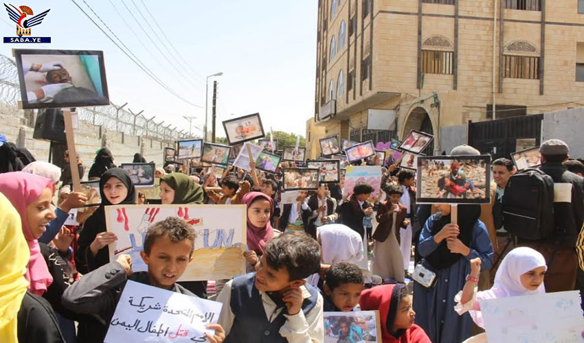 Jemenitische Kinder protestieren vor dem Büro der Vereinten Nationen zur Verurteilung der Verbrechen der Aggression