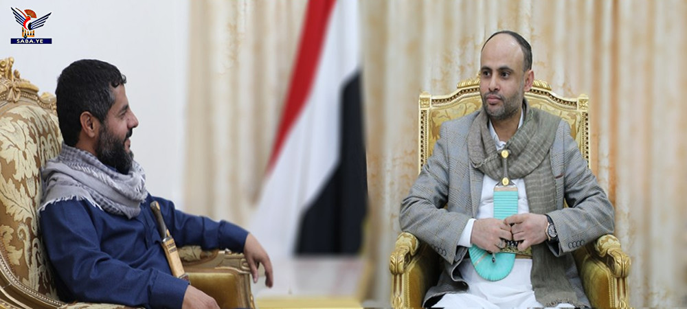 Le président al-Mashat discute avec le gouverneur de Dhamar des activités, des travaux dans la province