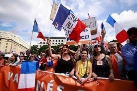 Dizaines de Milliers de Protestants manifestent à nouveau en France, rejetant le ‘Certificat sanitaire de 