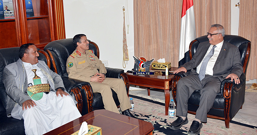 Der Premierminister trifft den Verteidigungsminister, Generalmajor Al-Atefi