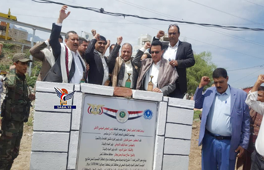 Makbouli pose la première pierre des projets d'eau et d'assainissement à Taiz et affirmant également que le gouvernement assiste Prochainement à la mise en œuvre de nouveaux projets de services et de développement