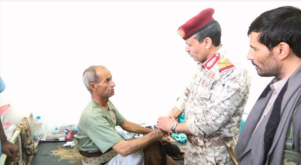 وزير الدفاع يتفقد أحوال الجرحى في مستشفى الثورة بالبيضاء
