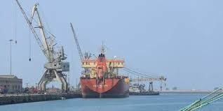 Gasschiff kommt im Hafen von Hodeidah an, nachdem es 82 Tage festgehalten wurde