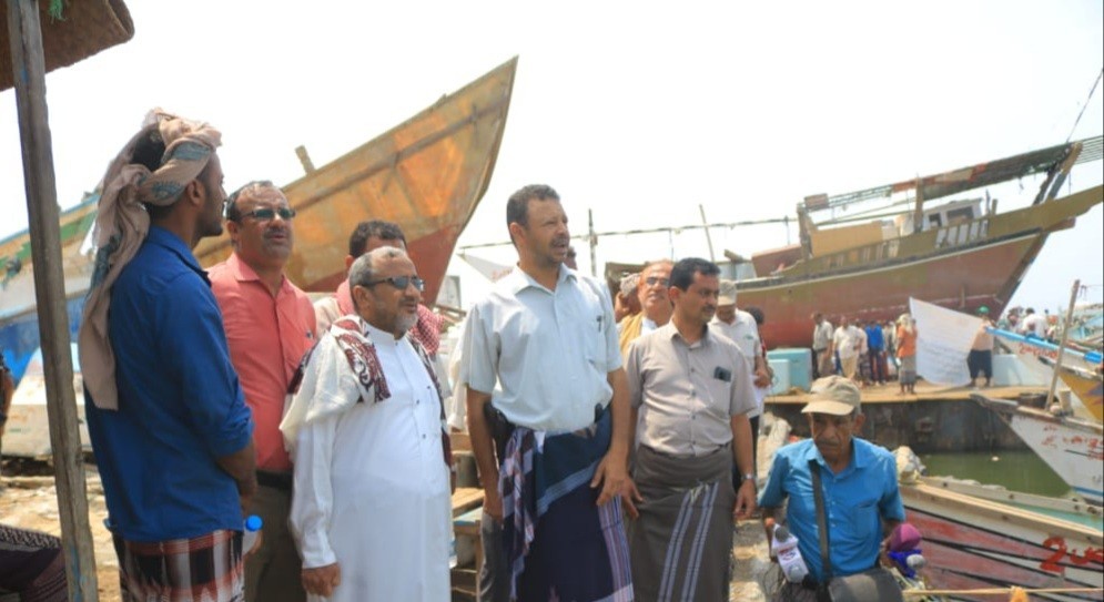 Die Fischereibehörde beginnt mit dem Transport beschädigter Fischerboote aus dem Fischereihafen